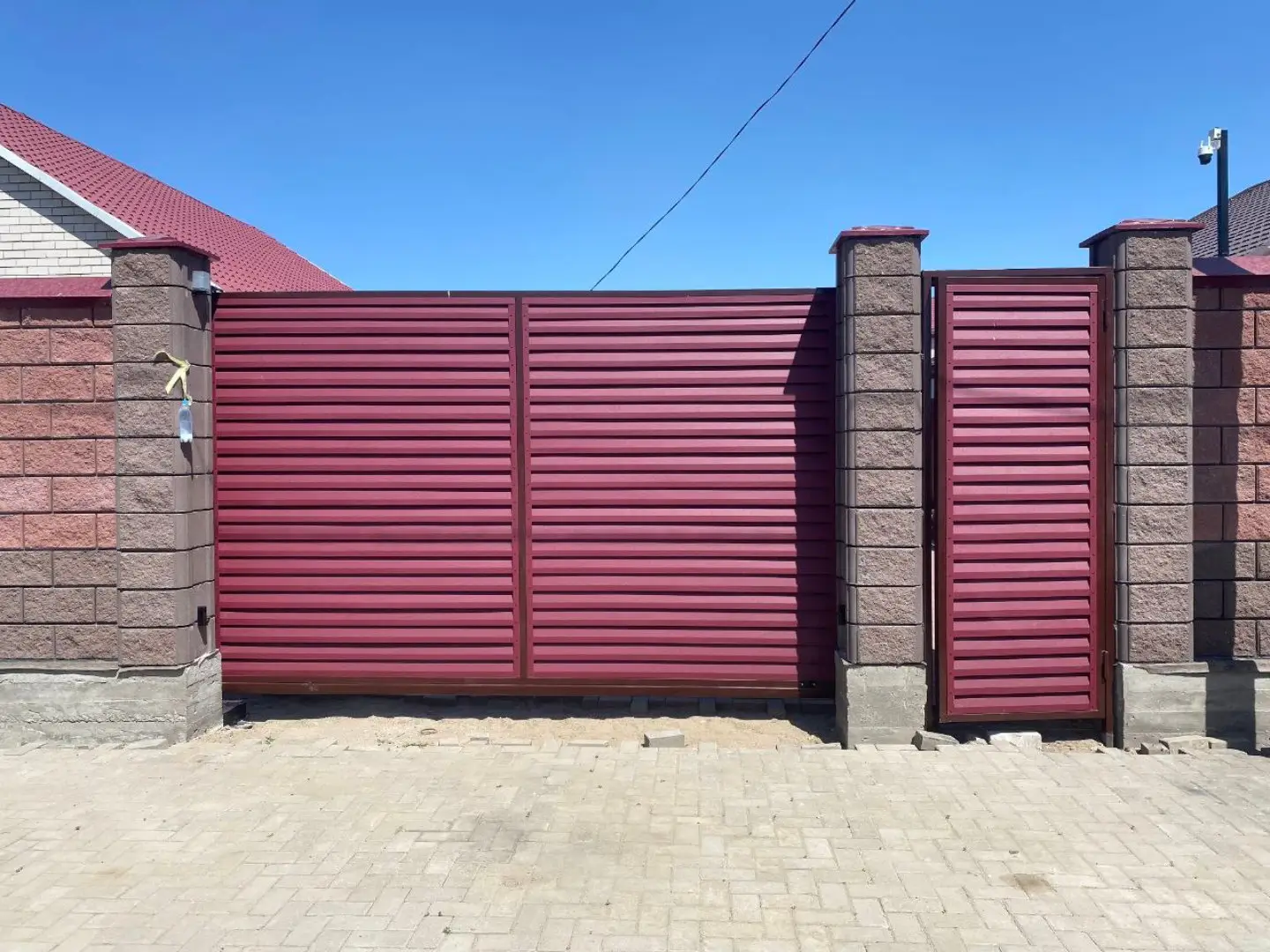 Входная группа из ламелей Реснички RAL3005 Красное Вино Rooftop Бархат в Симферополе